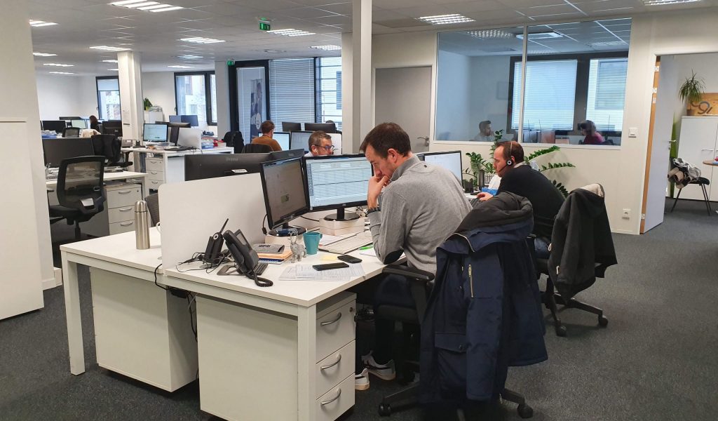 Des collaborateurs OGI travaillent sur leurs ordinateurs