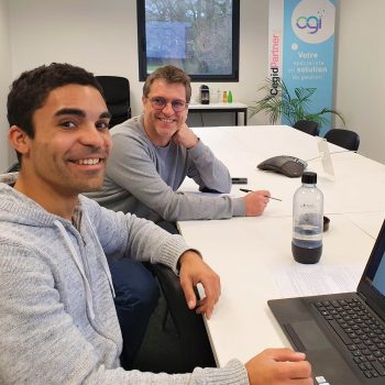 Trois collaborateurs OGI en réunion
